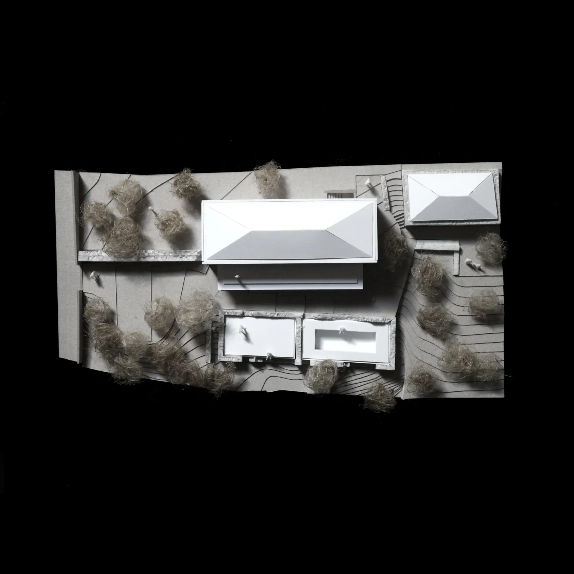 Maquete da Casa no Paul do Mar vista de topo, com o edifício existente e o novo corpo.