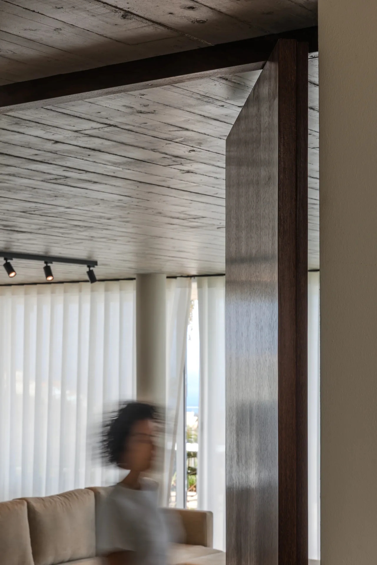 Sala com tecto em betão à vista e cortinado, nas Casas no Salão, na Calheta.