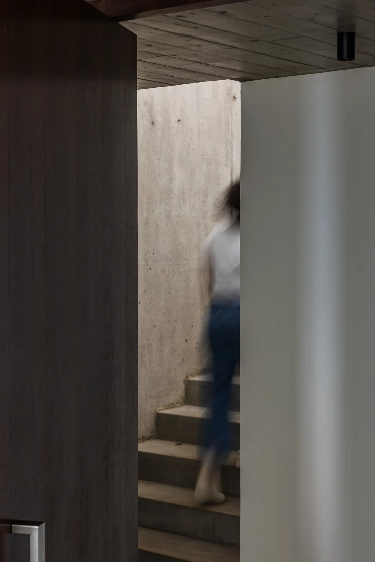 Escada interior em betão e madeira, nas Casas no Salão.