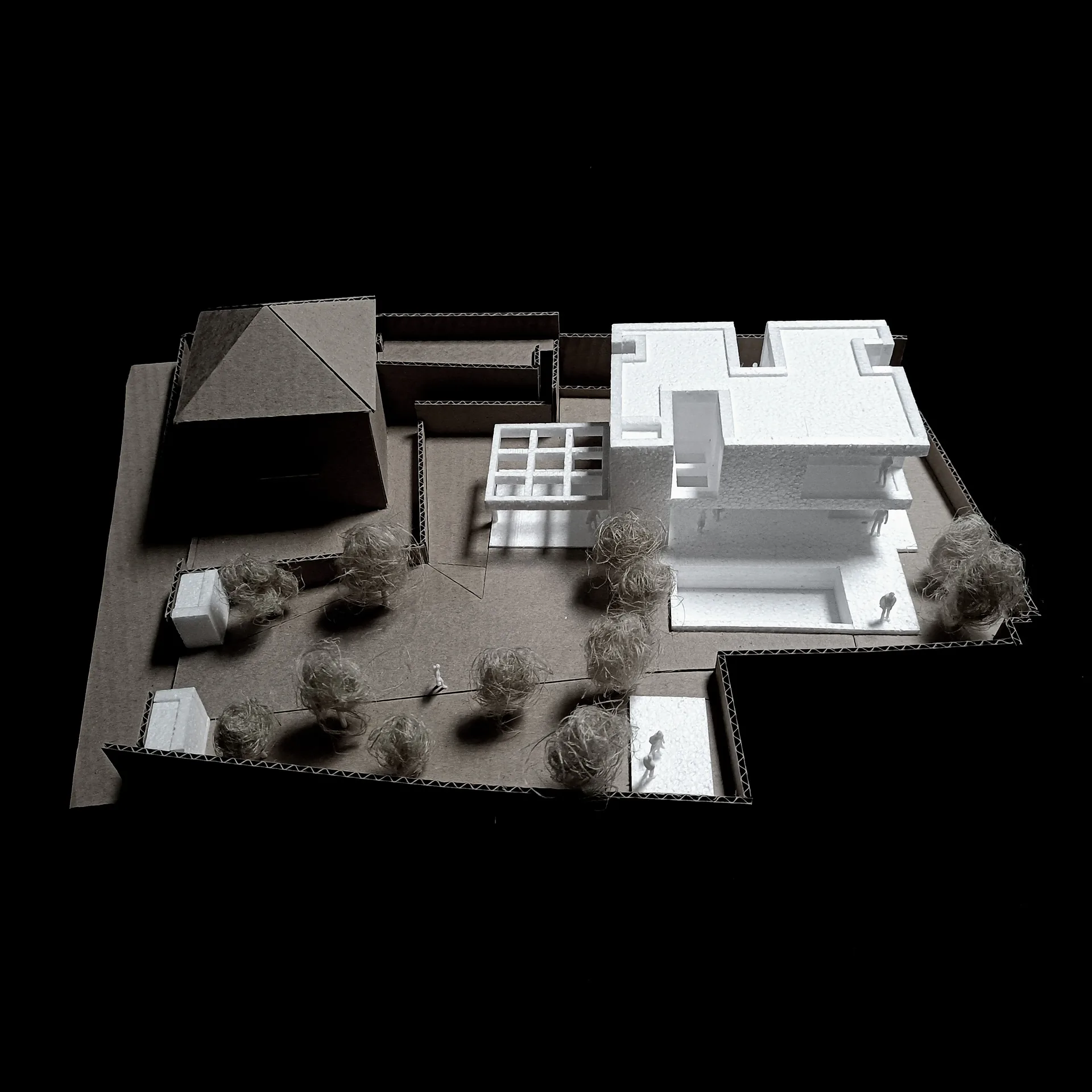 Maquete da Casa na Casa Branca em vista aérea, com a cobertura e o jardim.