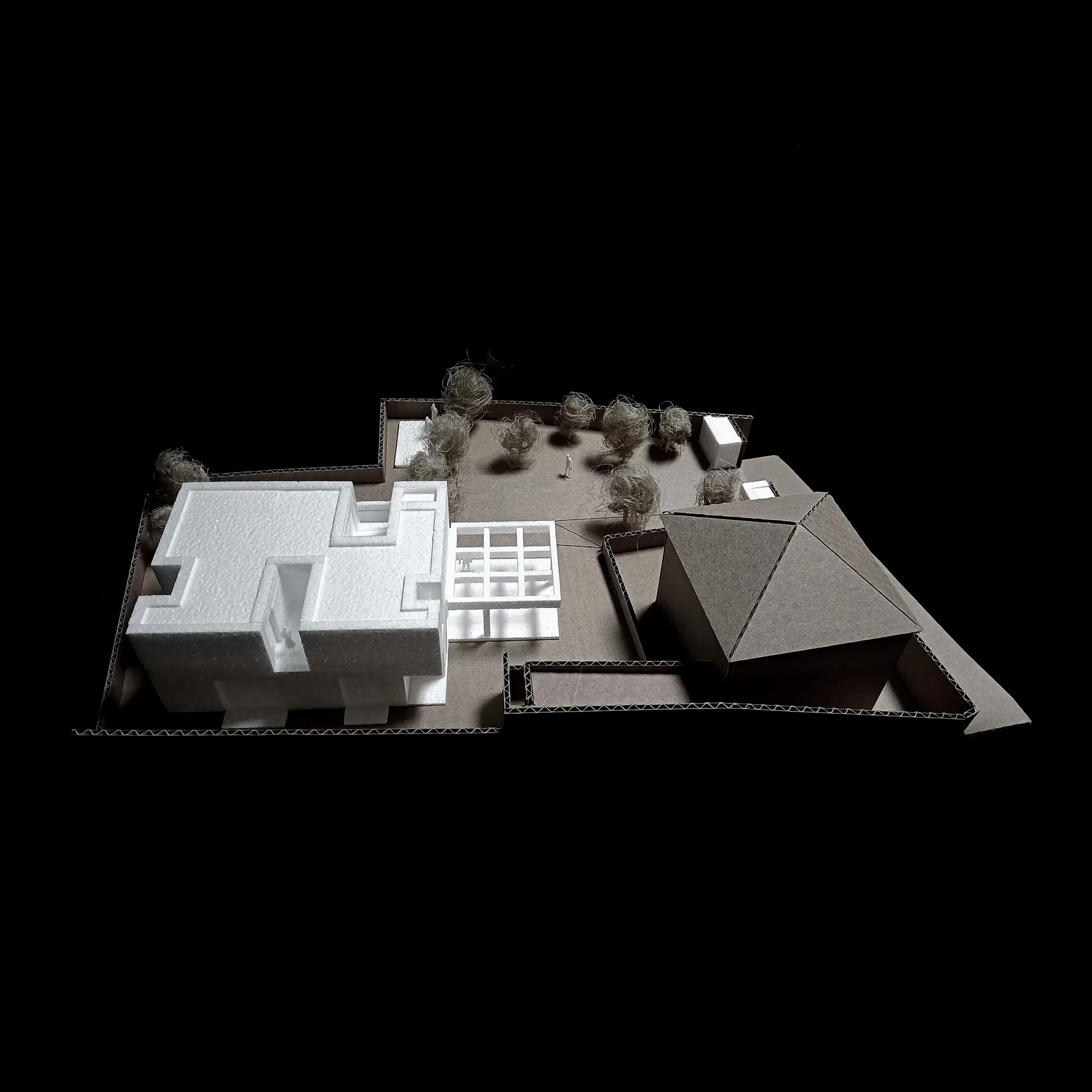 Maquete da Casa na Casa Branca em alçado, sobre a base do terreno.