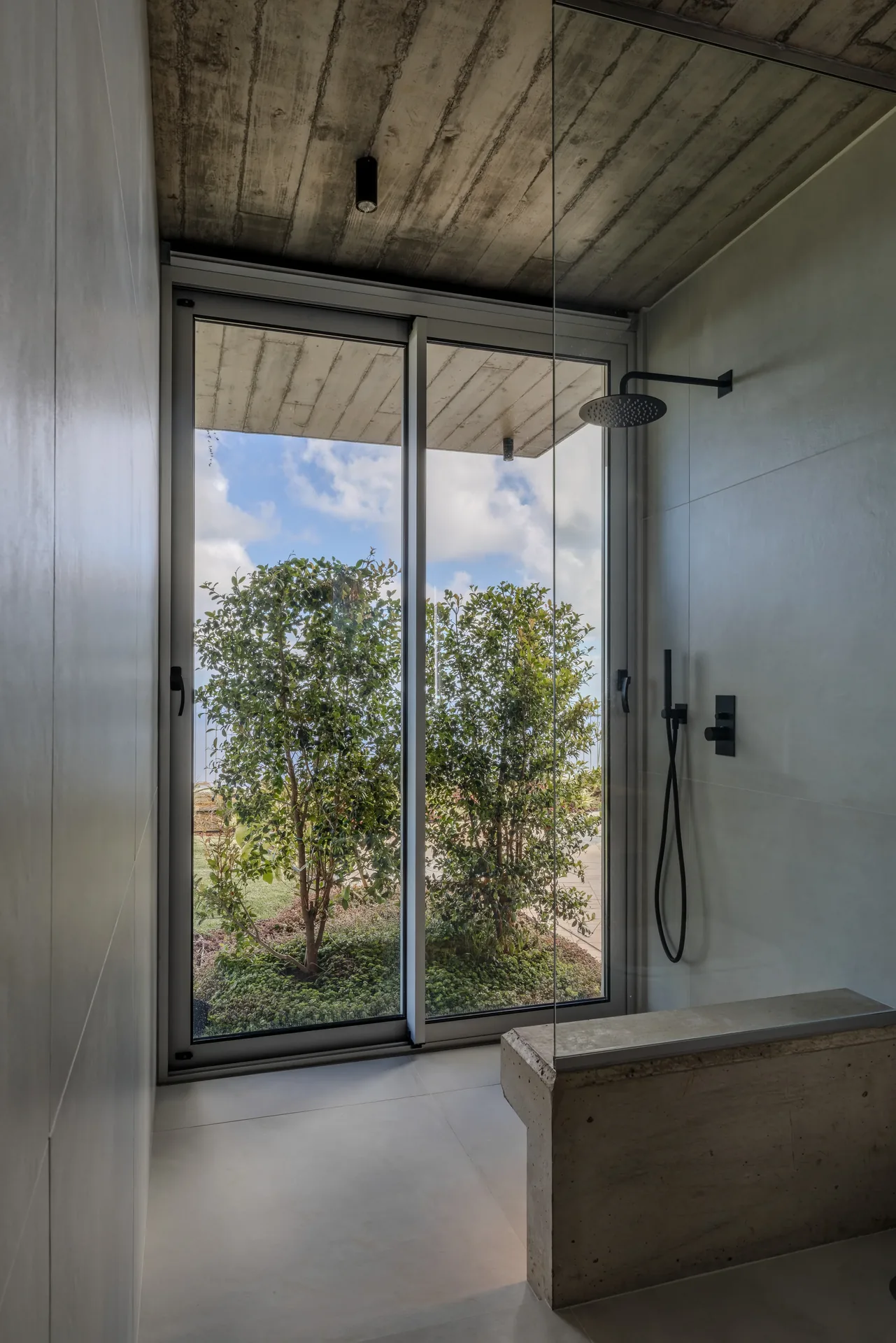 Duche com vão para o pátio plantado, nas Casas no Salão.