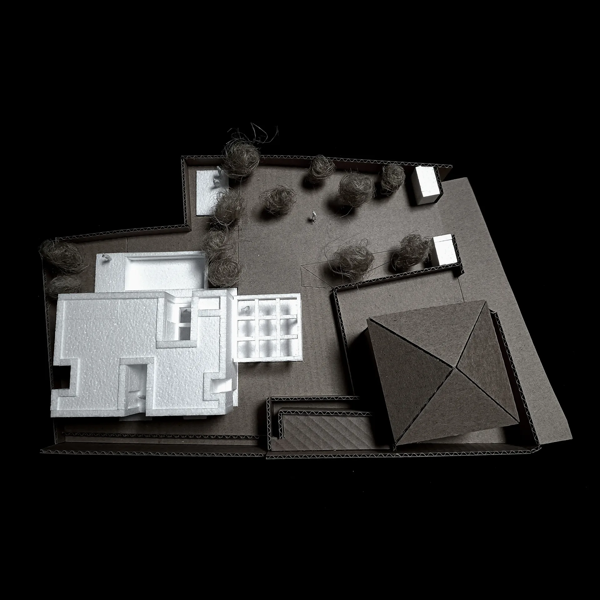 Maquete da Casa na Casa Branca vista de poente, com a implantação no lote.