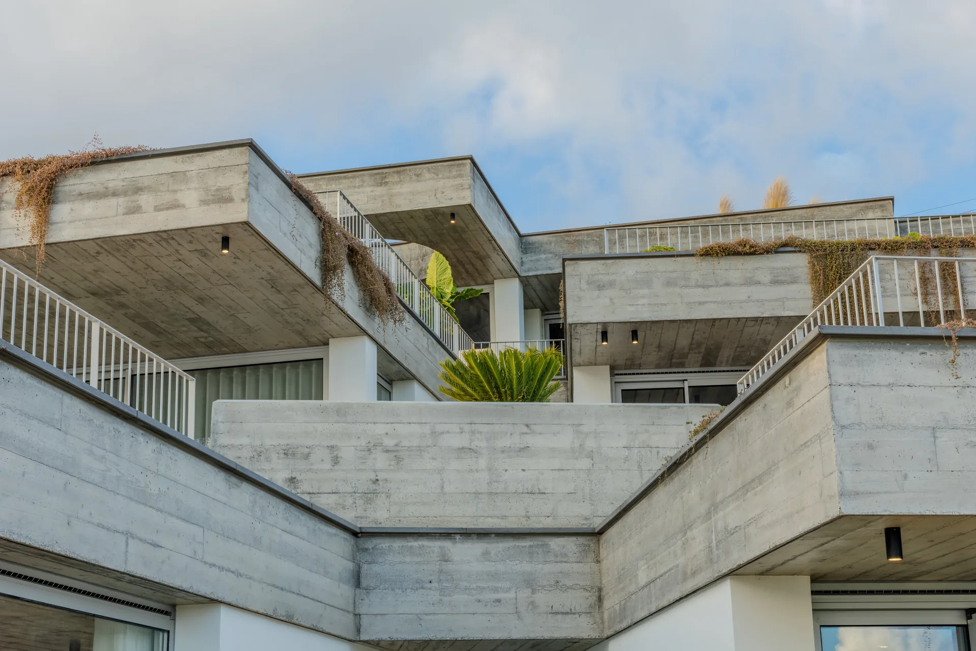 Volumes em betão sobrepostos e recuados, nas Casas no Salão.