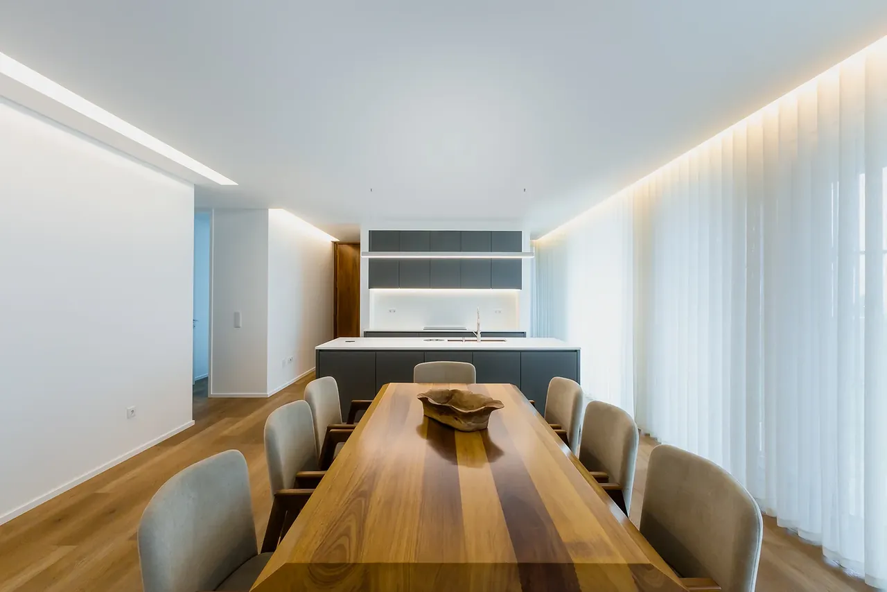 Sala de jantar com mesa corrida, na Casa no Vale Formoso.