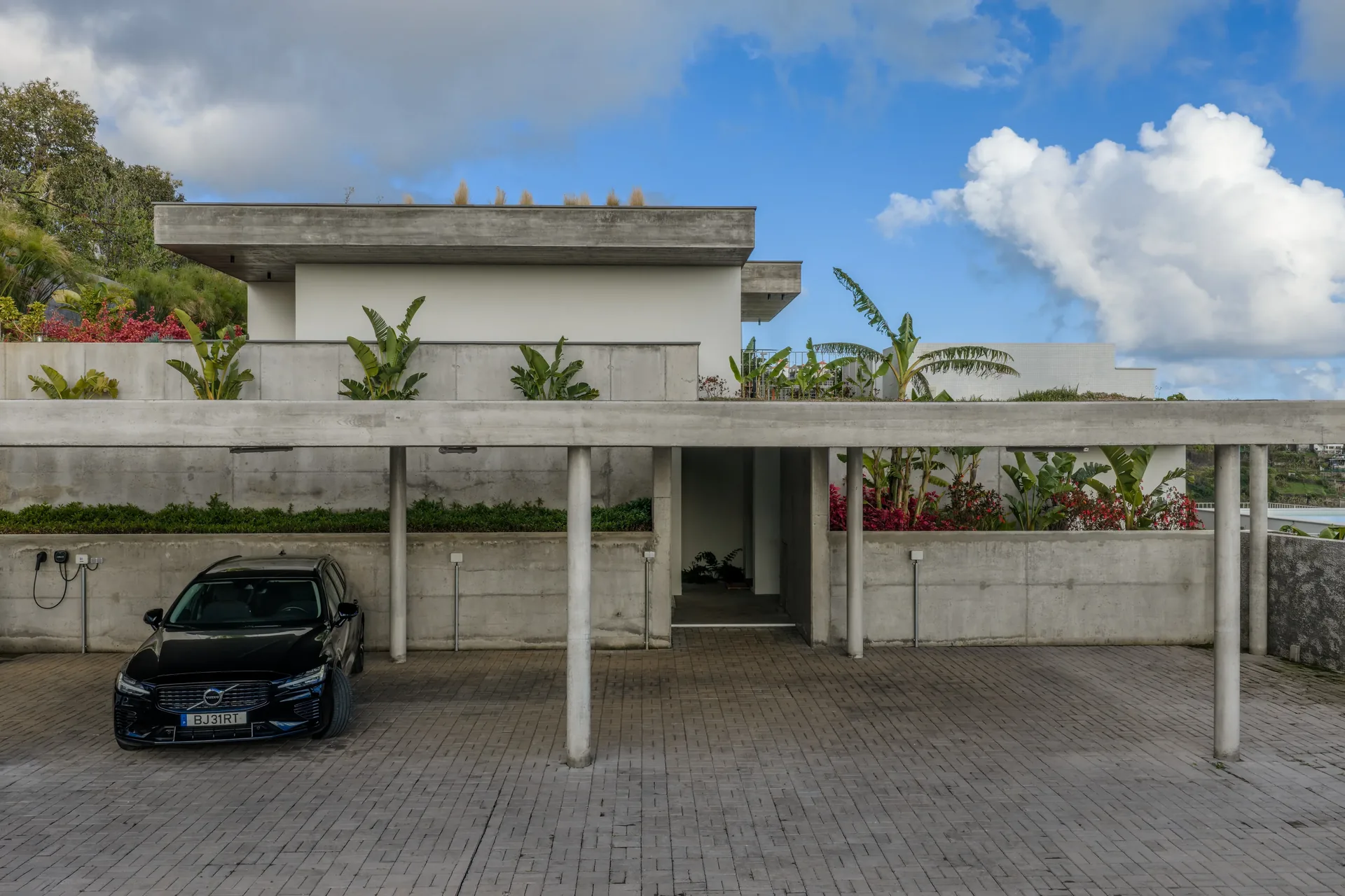 Alçado das Casas no Salão com estacionamento coberto e floreiras corridas.