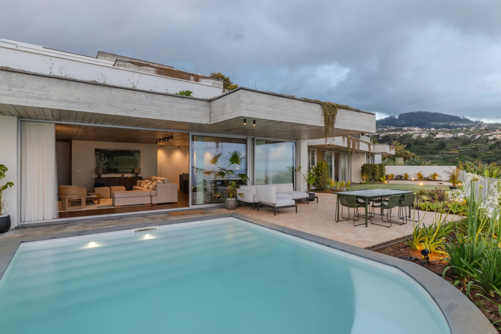 Piscina e terraço sobre o Atlântico, nas Casas no Salão, na Calheta.
