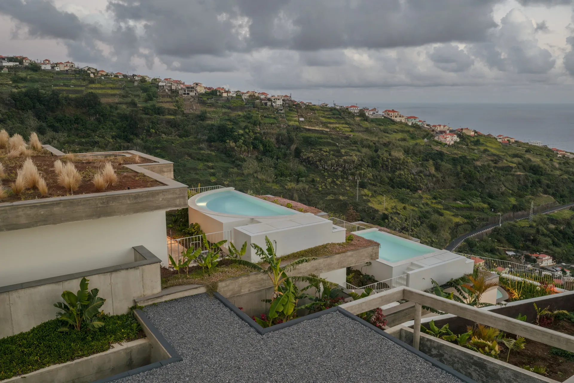Piscina e jardim das Casas no Salão sobre a encosta da Calheta.