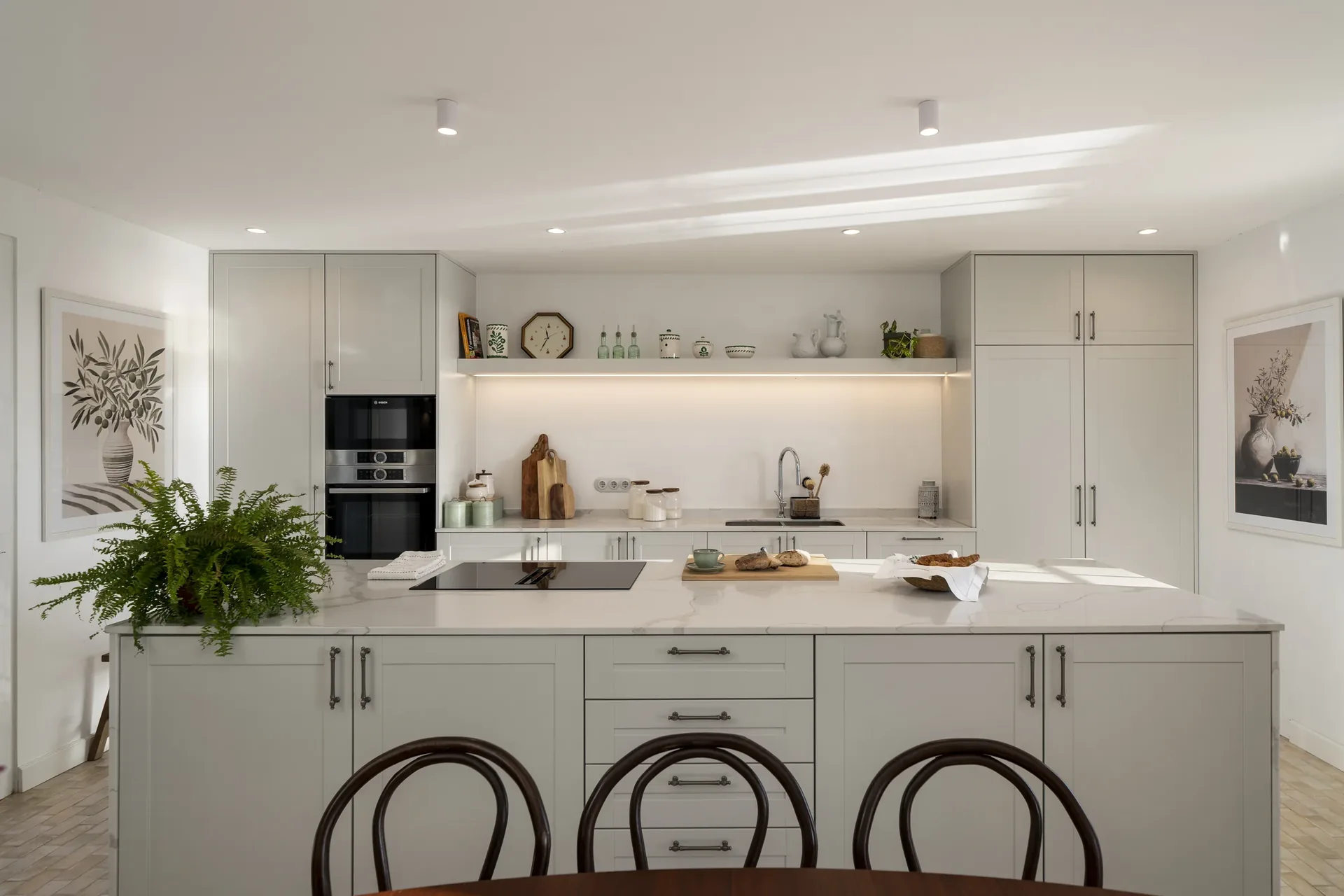 Cozinha com ilha central, na Casa no Paul do Mar.