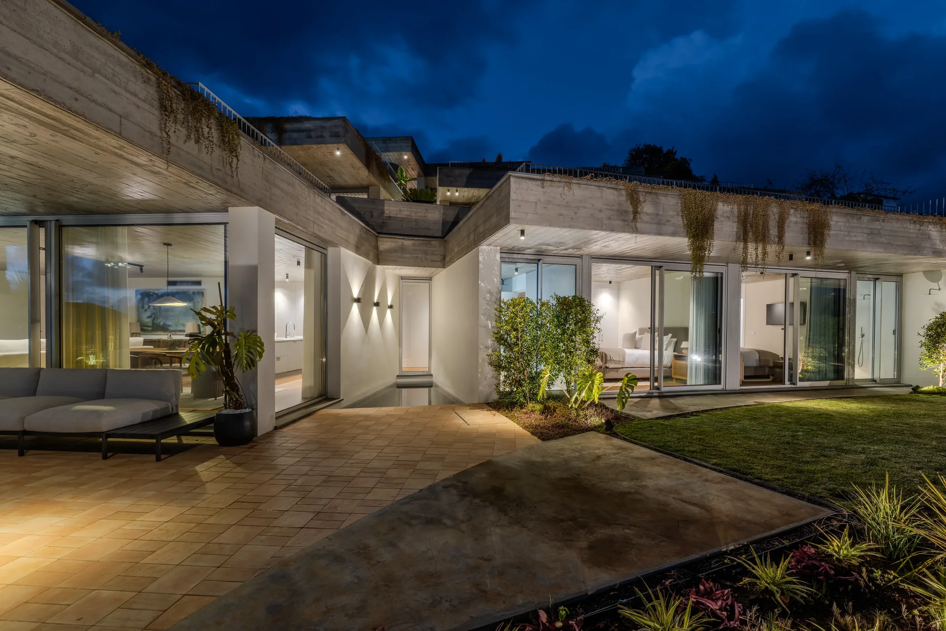 Alpendre iluminado ao anoitecer, nas Casas no Salão.