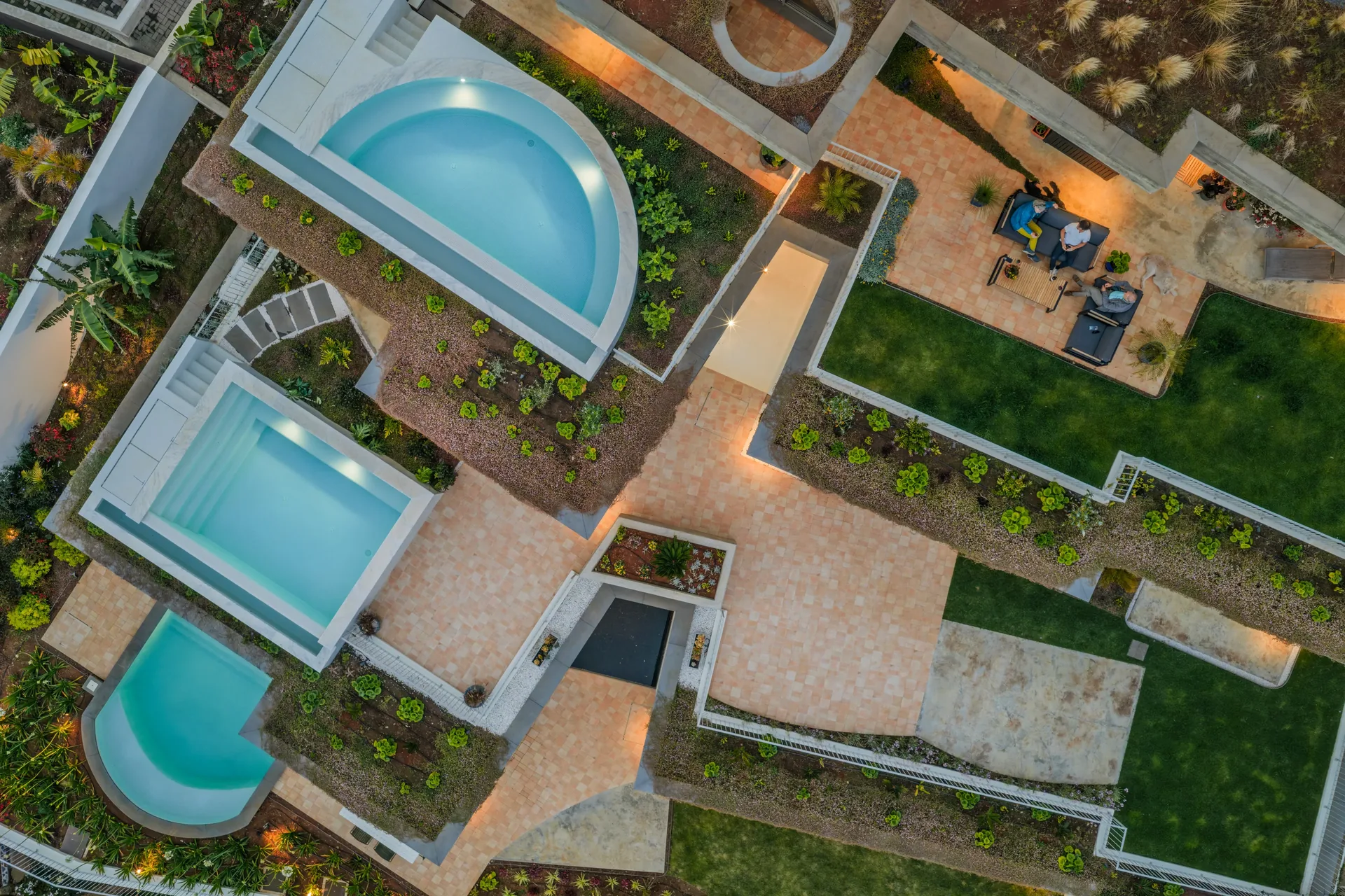 Vista aérea das piscinas e dos jardins das Casas no Salão.
