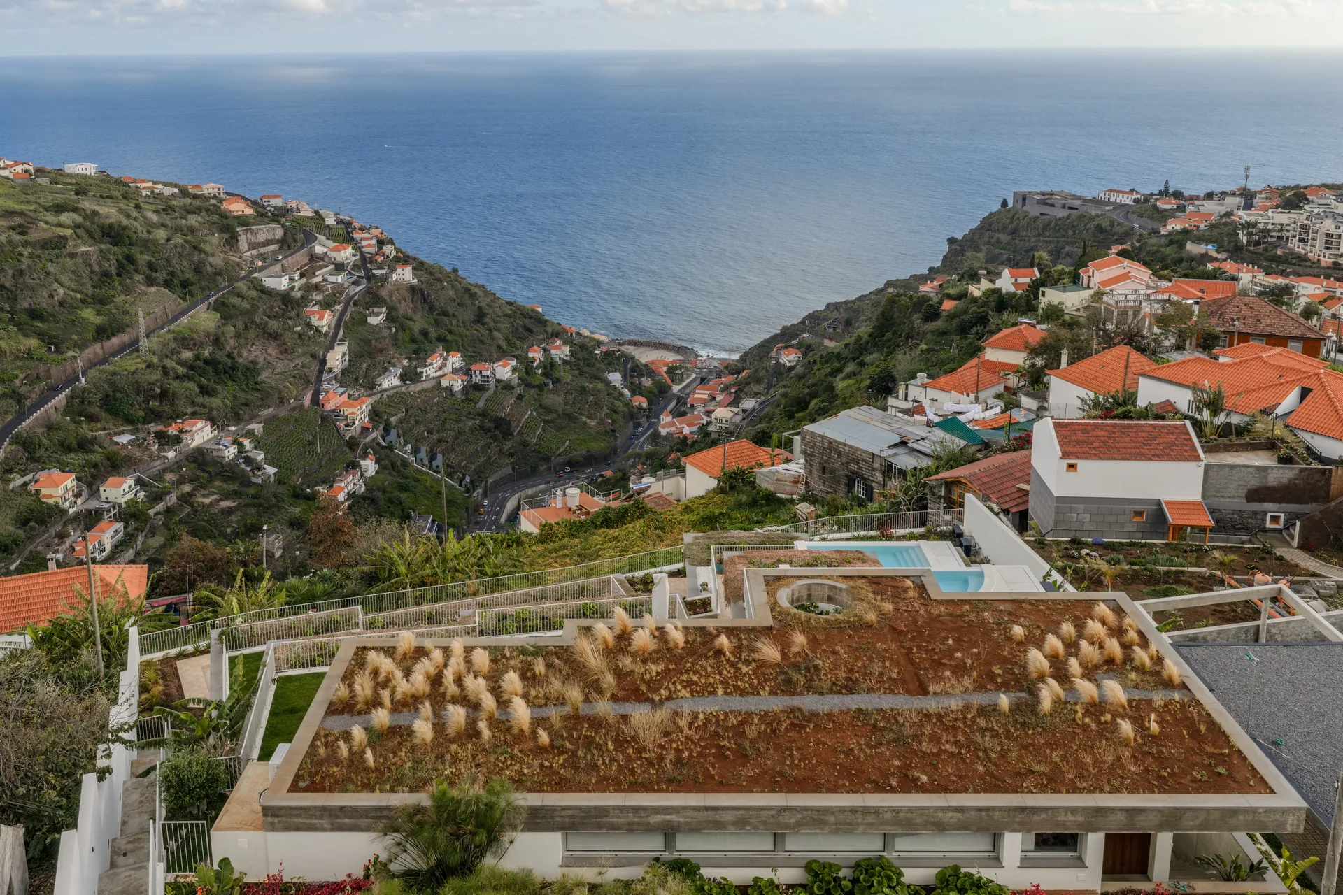 As Casas no Salão vistas de cima, sobre a povoação e o oceano, na Calheta.