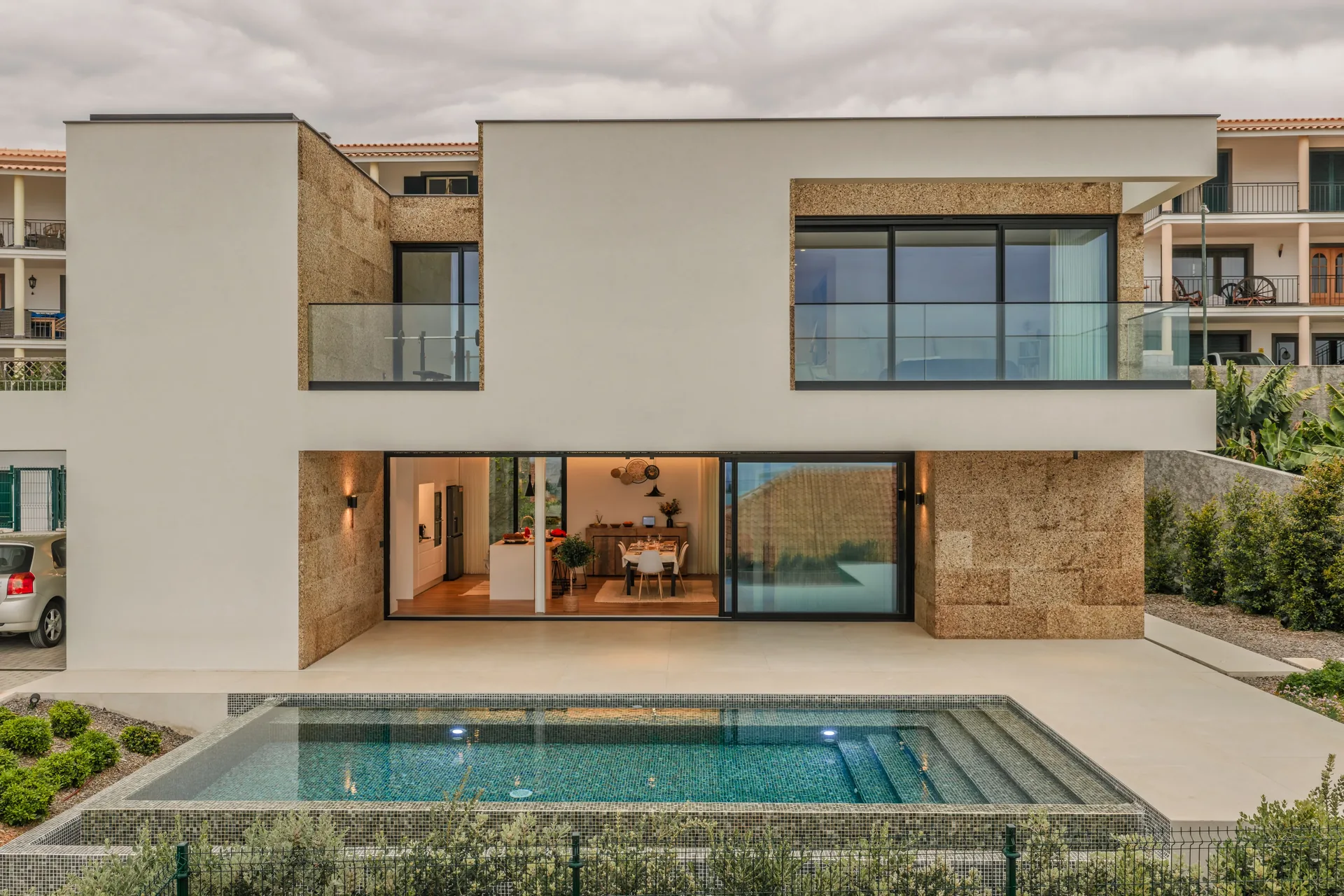 Alçado principal da Casa na Casa Branca, com a piscina no jardim.