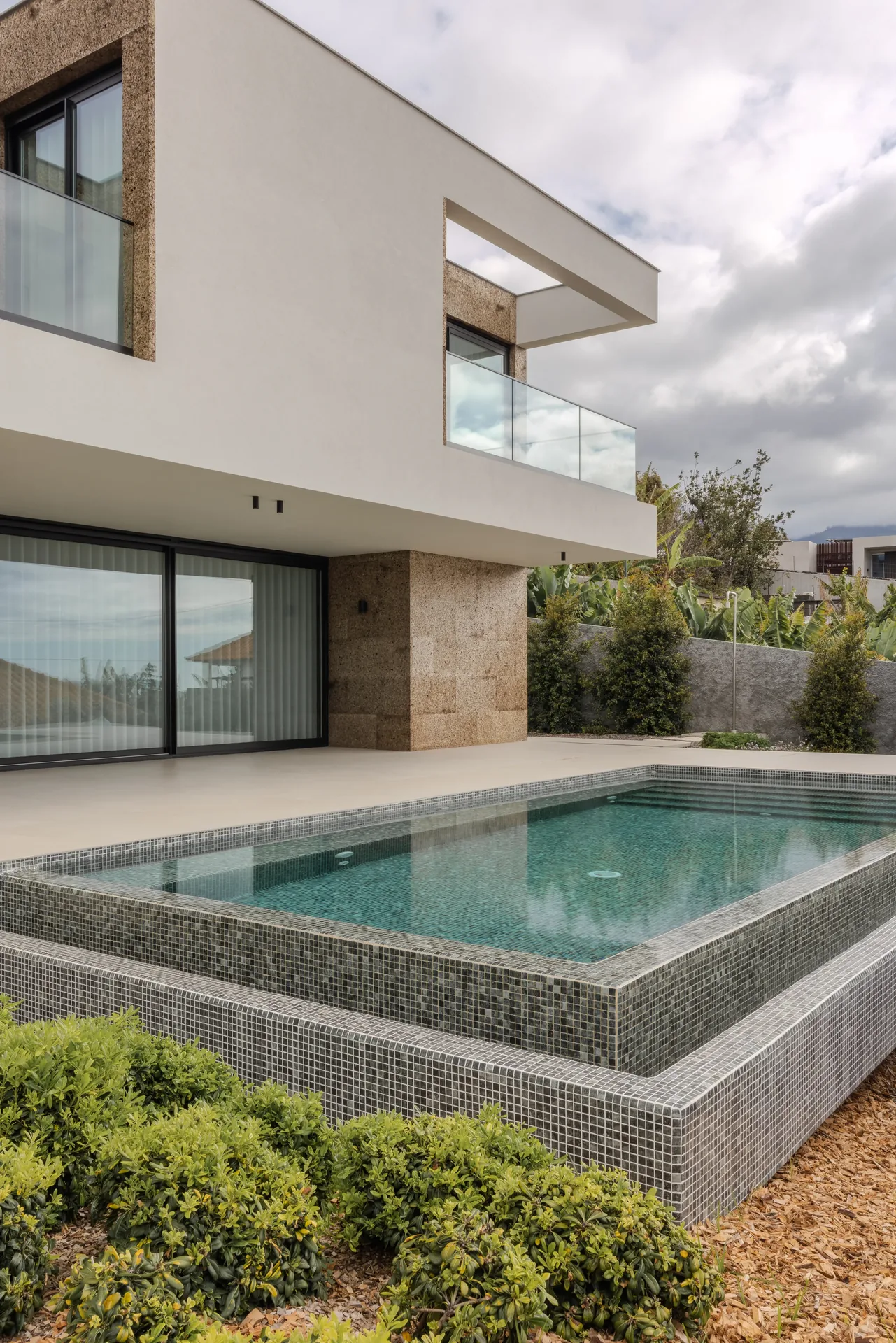 Piscina com muro em pedra da Casa na Casa Branca, no Funchal.