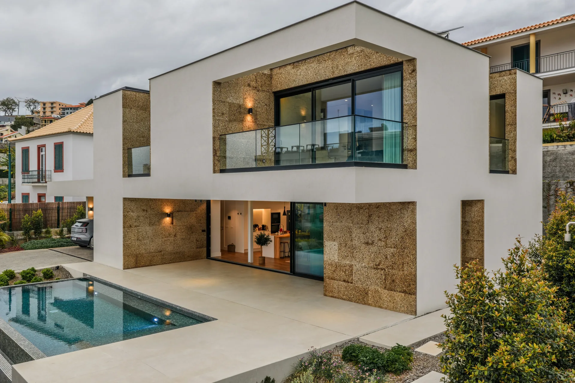 Casa na Casa Branca vista de lado, com a piscina e o vão aberto do piso térreo.