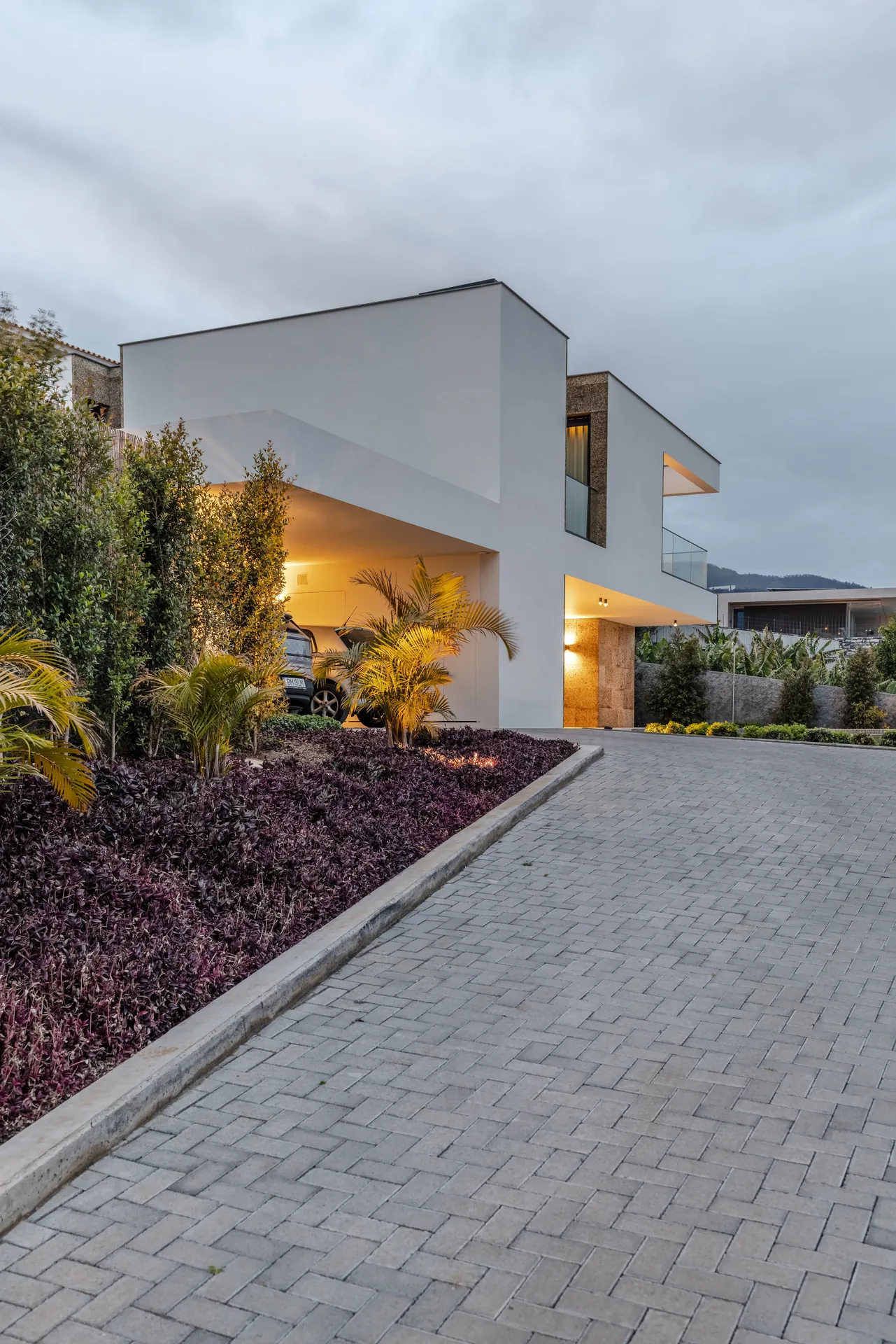 Acesso automóvel à Casa na Casa Branca, ladeado por vegetação.