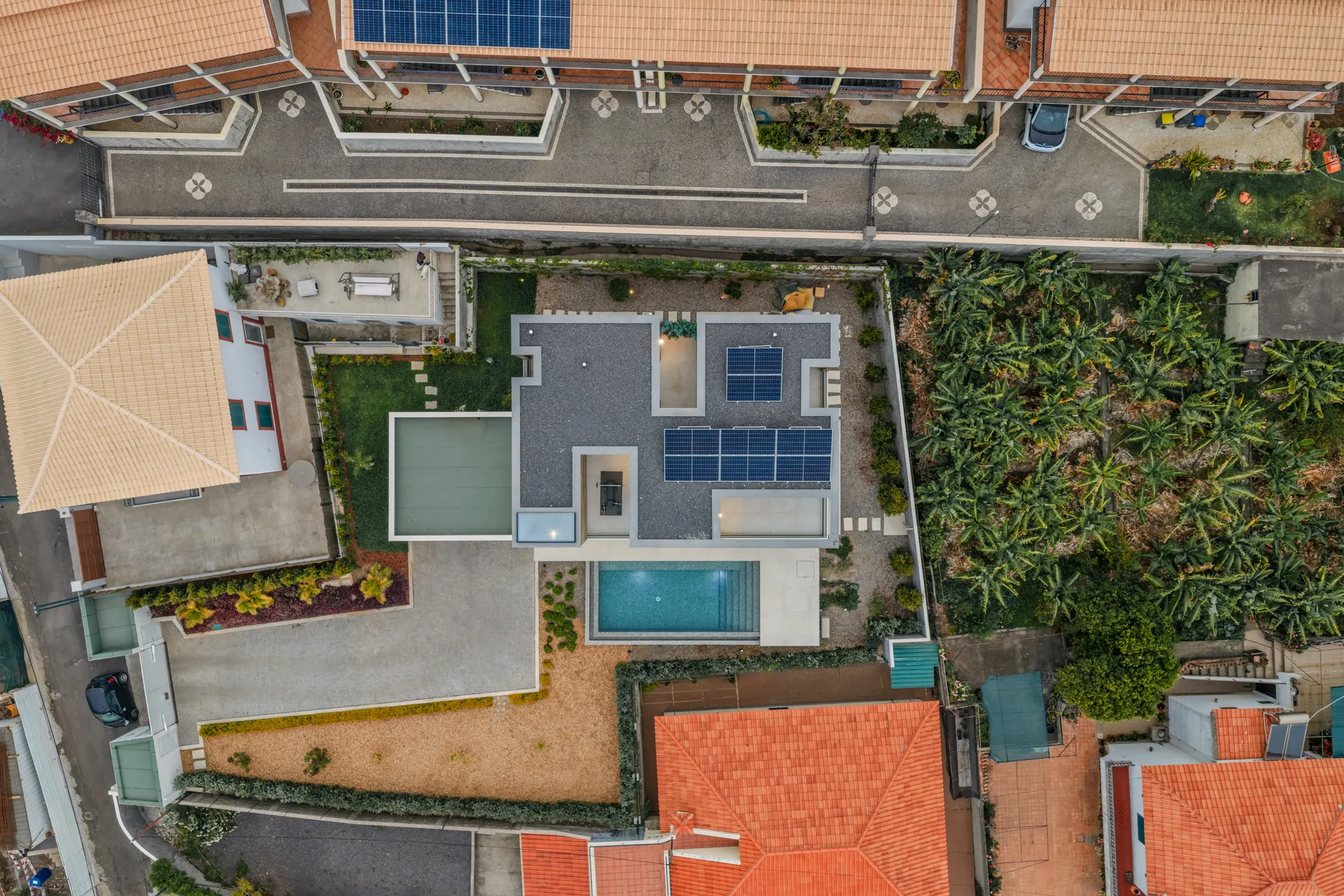 Vista aérea da Casa na Casa Branca, com a piscina, o jardim e os painéis solares.