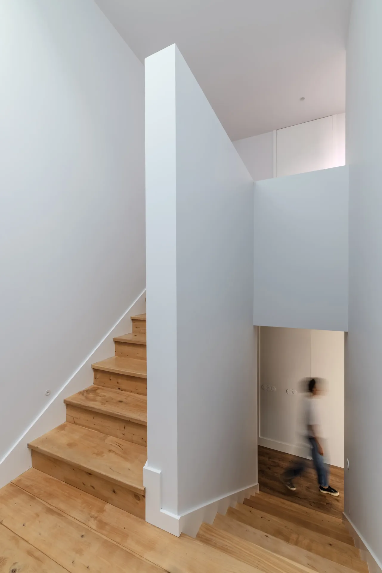 Escada interior em madeira, na Casa na Casa Branca.