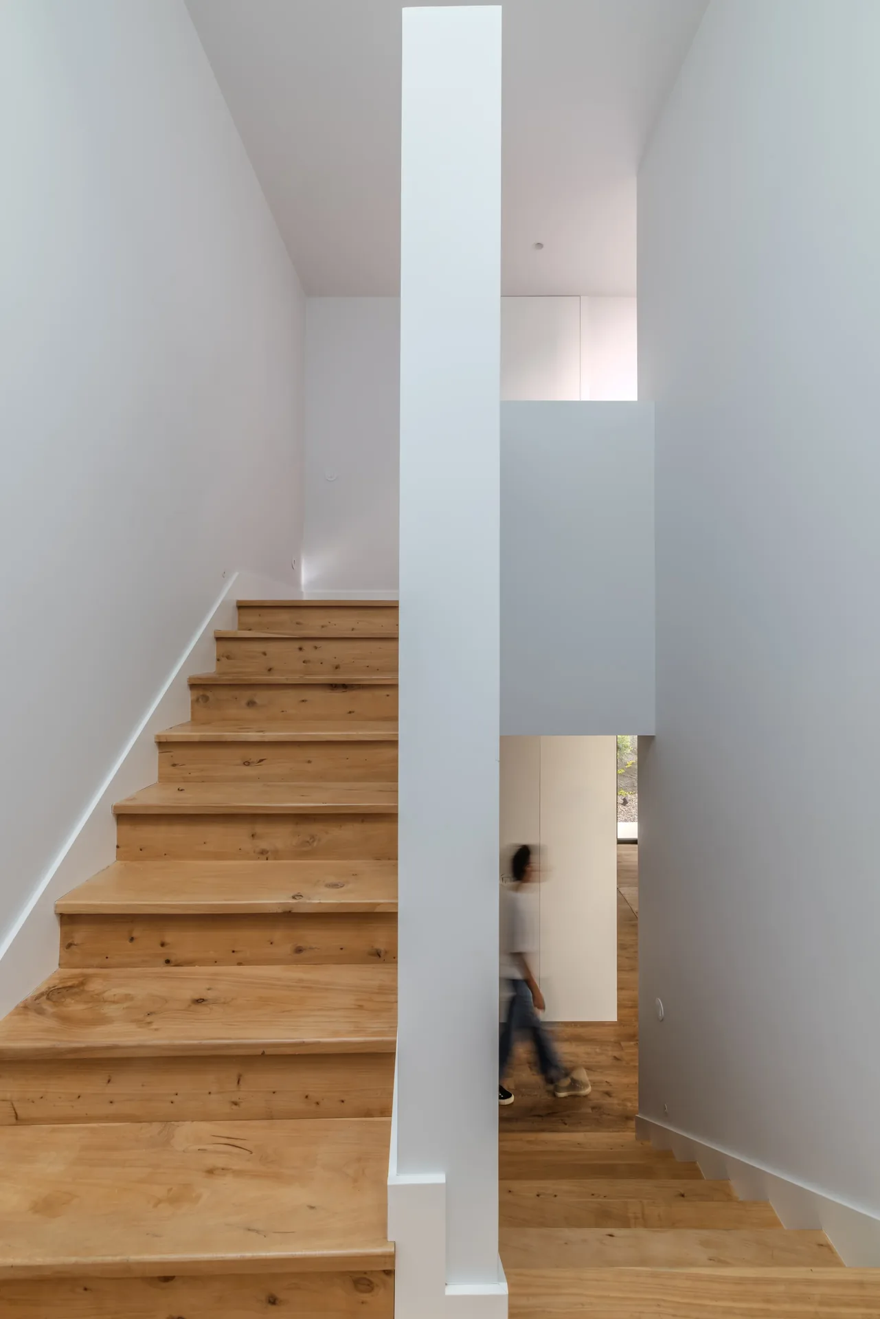 Escada a subir para o piso superior, na Casa na Casa Branca.