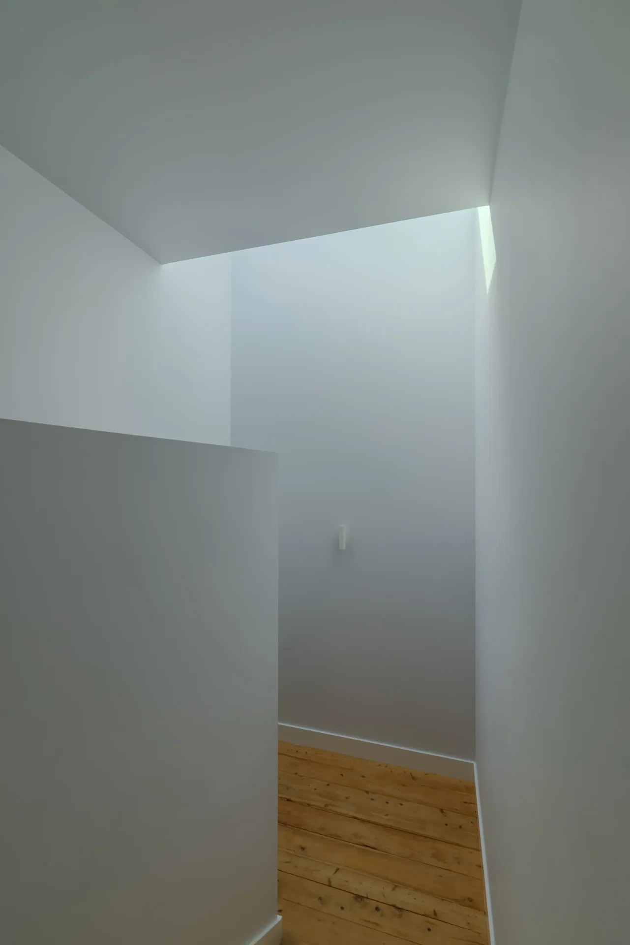 Canto branco modelado pela luz natural, na Casa na Casa Branca.