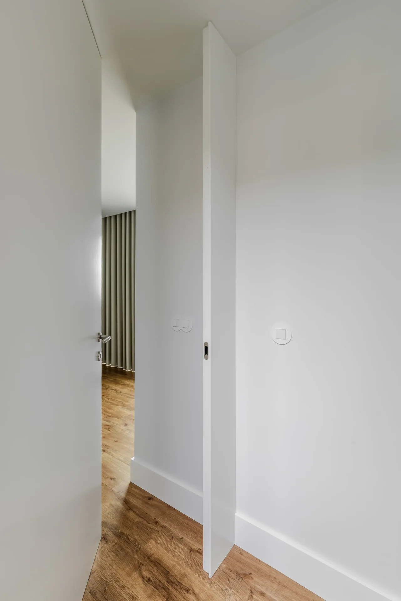 Corredor branco de acesso aos quartos, na Casa na Casa Branca.