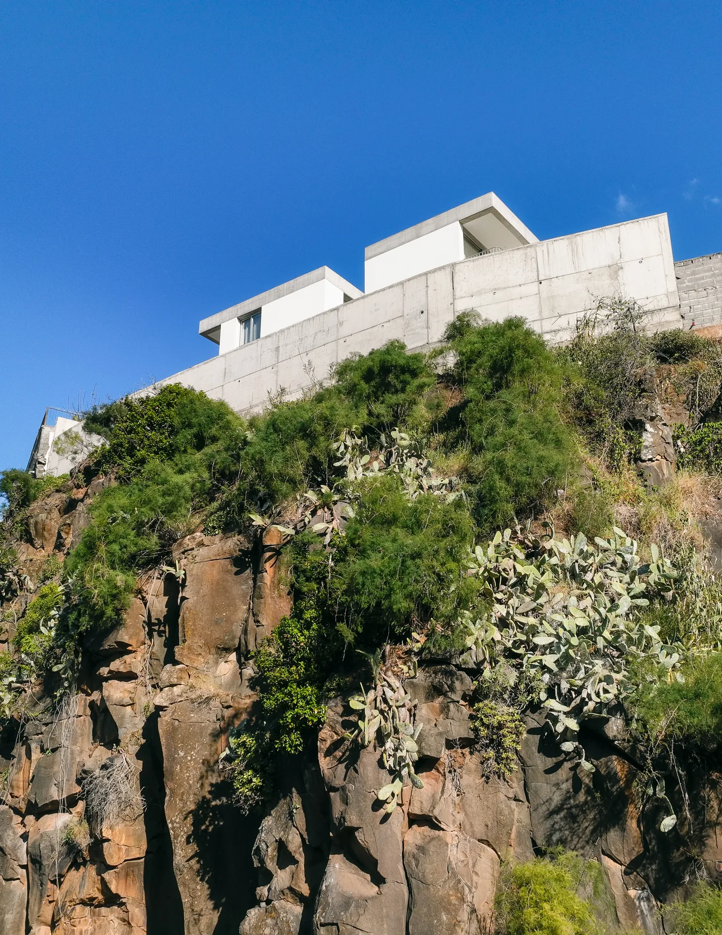A Casa no Serrado da Adega no topo da falésia, em Câmara de Lobos.