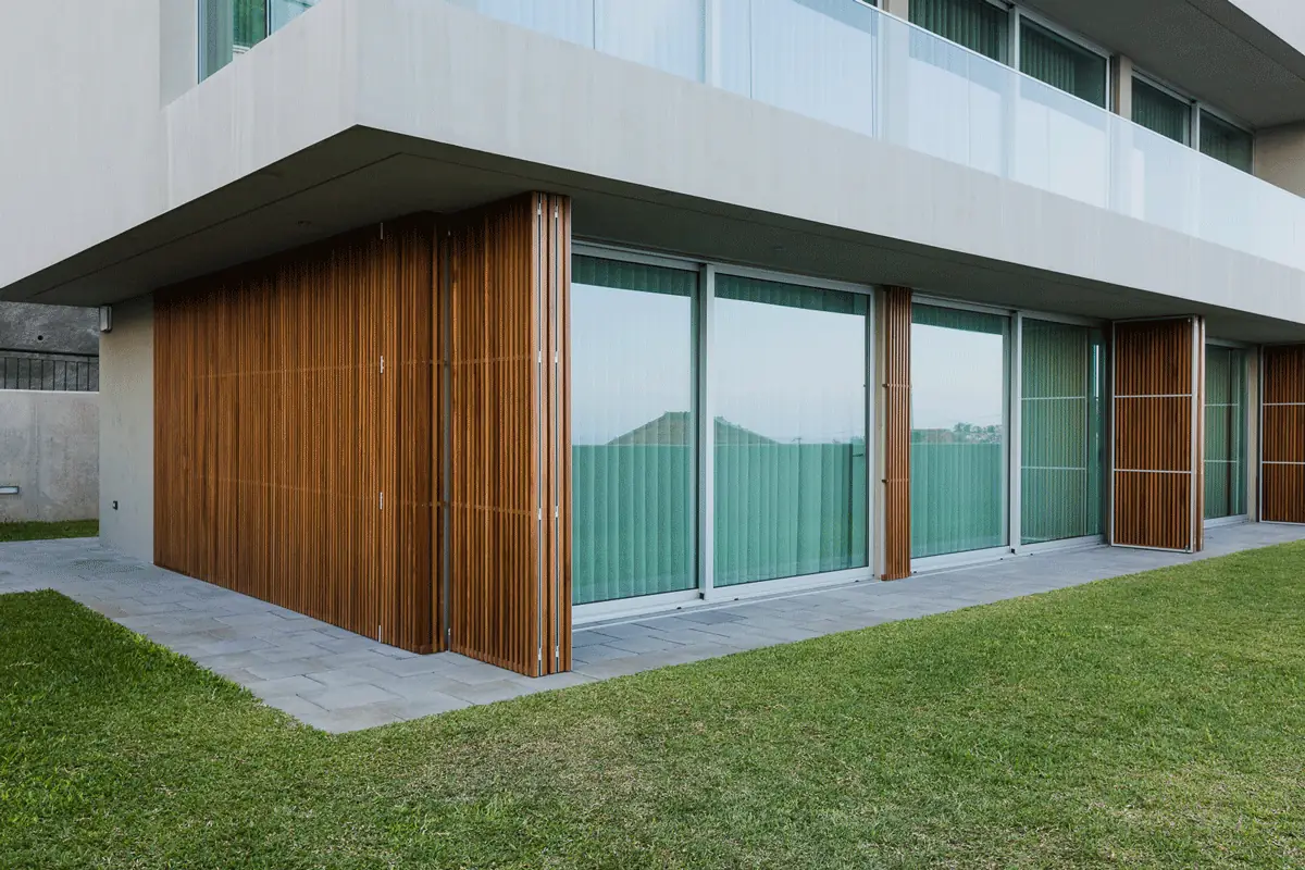 Fachada sul da Casa no Vale Formoso, com painéis de ripado de madeira em sistema harmónio.