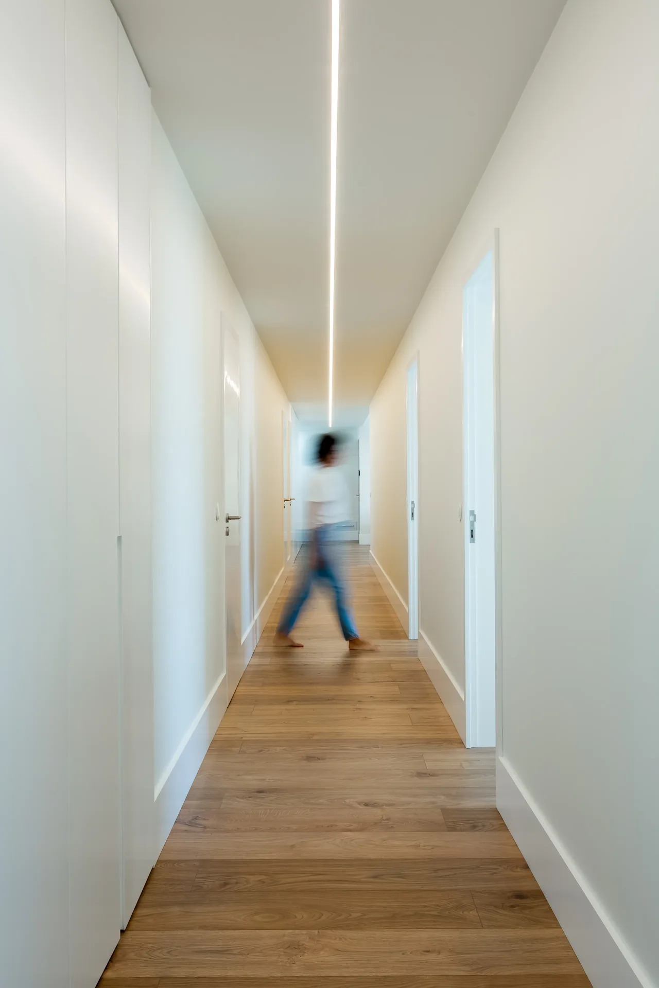 Corredor que atravessa a Casa nos Saltos de nascente a poente, com pavimento em madeira.