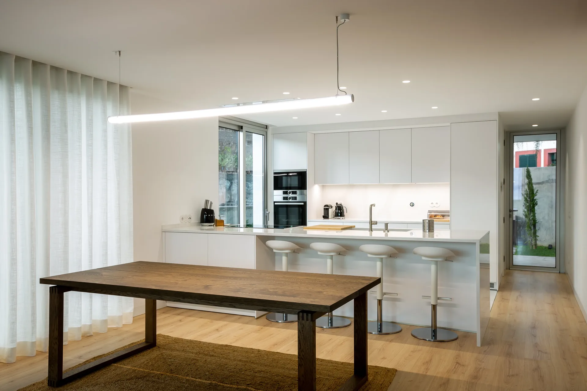 Cozinha e sala de jantar em open space, na Casa no Serrado da Adega.