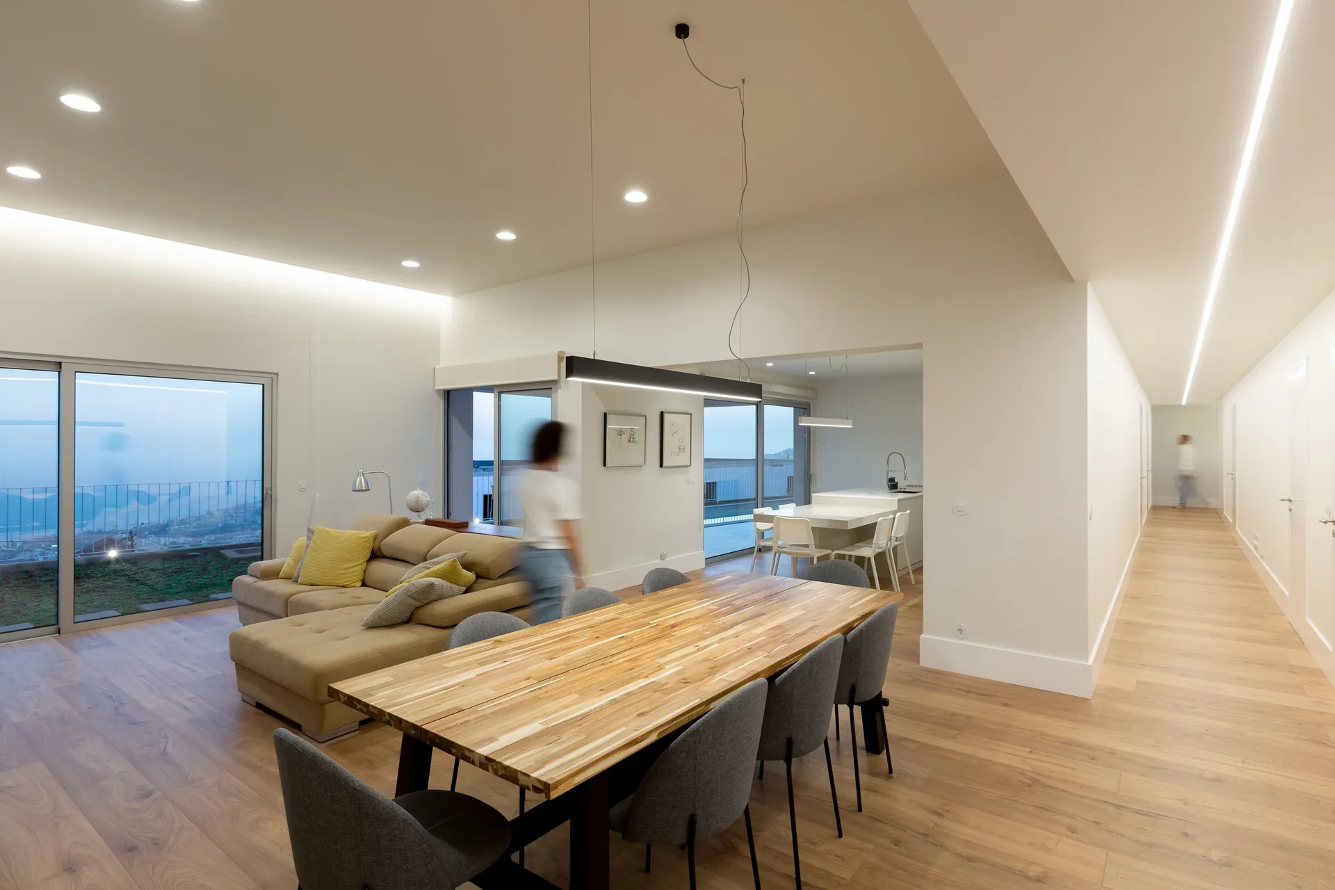 Sala e zona de refeições em open space, com vista para a baía do Funchal, na Casa nos Saltos.