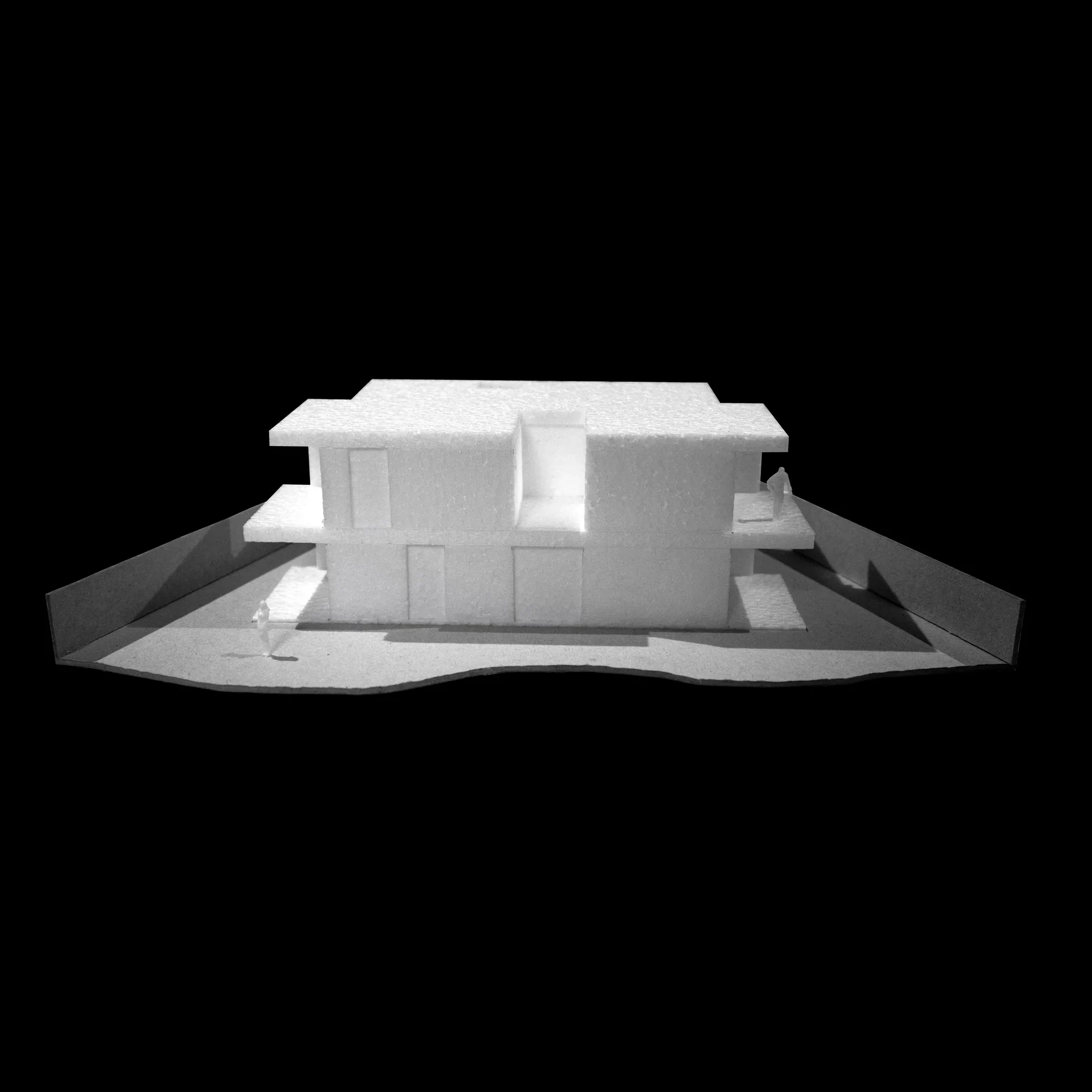 Maquete da Casa no Serrado da Adega vista de frente, com os dois pisos emergentes.
