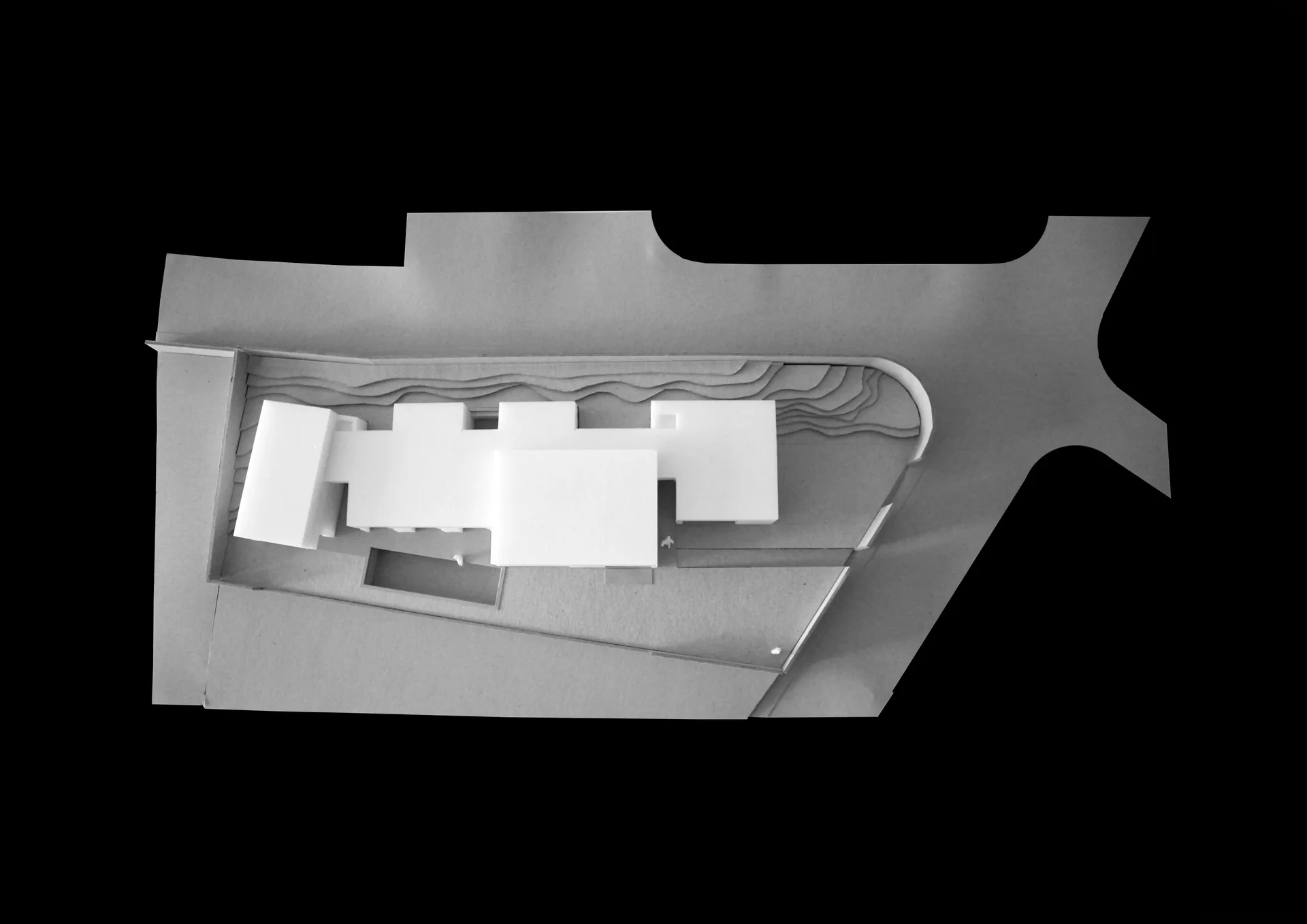 Maquete de estudo da Casa nos Saltos: a implantação num só piso sobre o terreno rectangular.