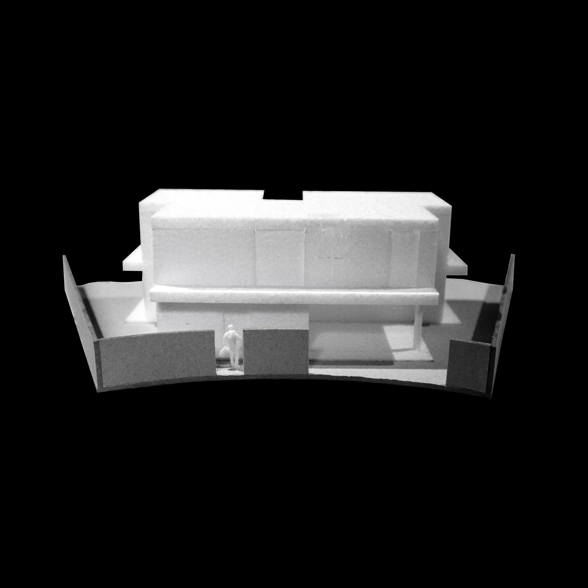 Maquete da Casa no Serrado da Adega vista de nascente, com os alpendres recortados.