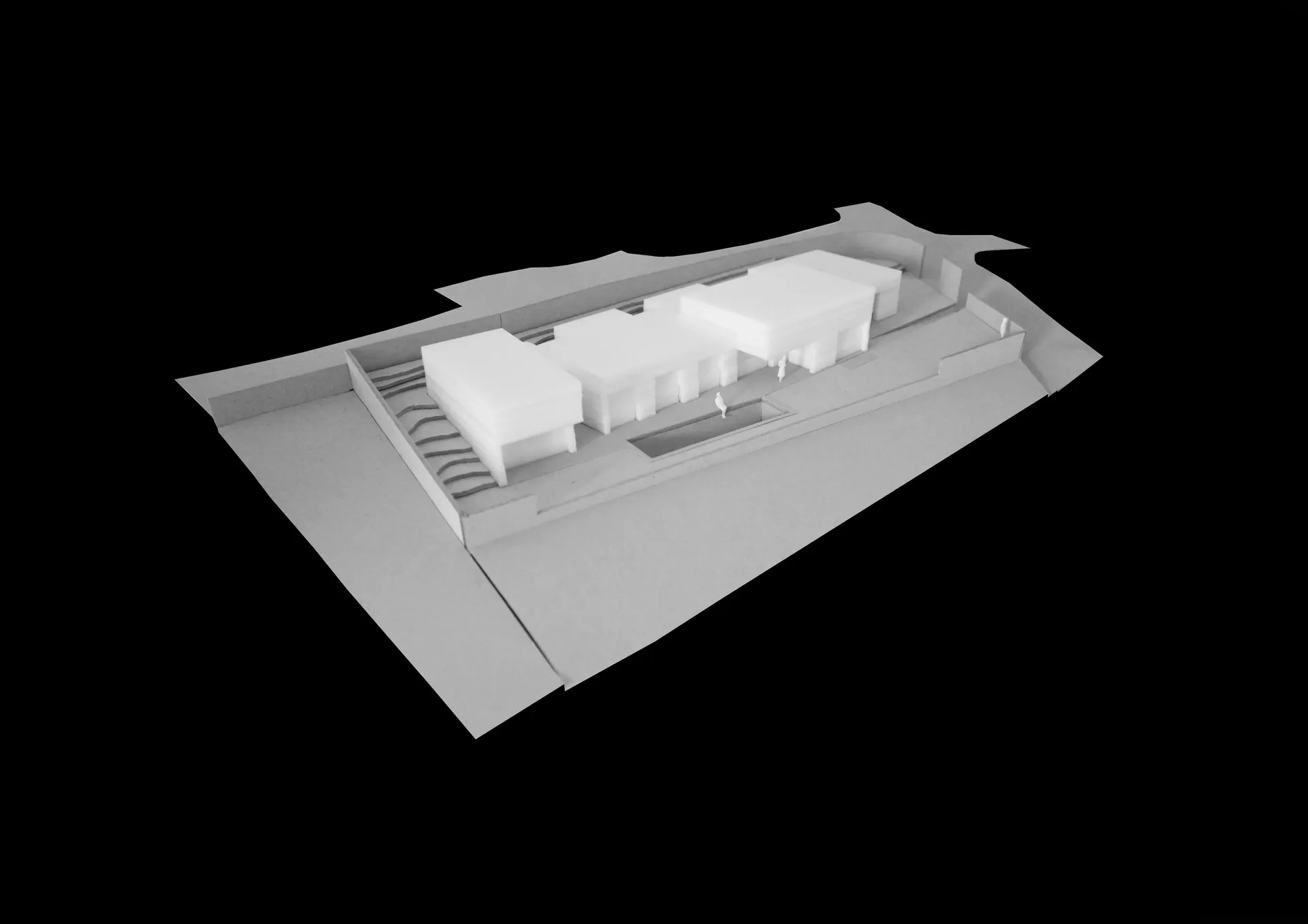 Maquete da Casa nos Saltos vista de topo, com a piscina entre os dois corpos da composição.