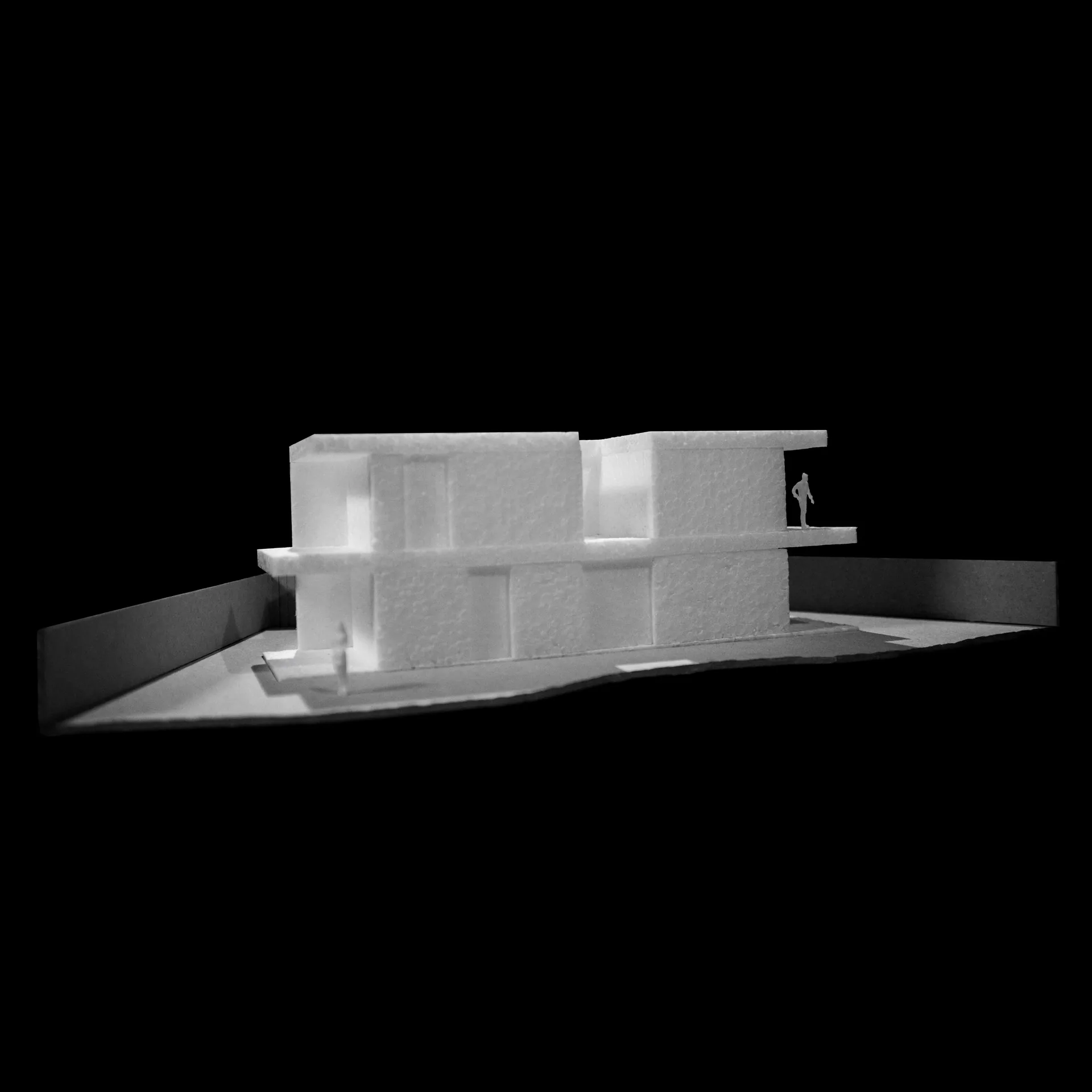 Maquete da Casa no Serrado da Adega em alçado, com a escala humana ao lado.