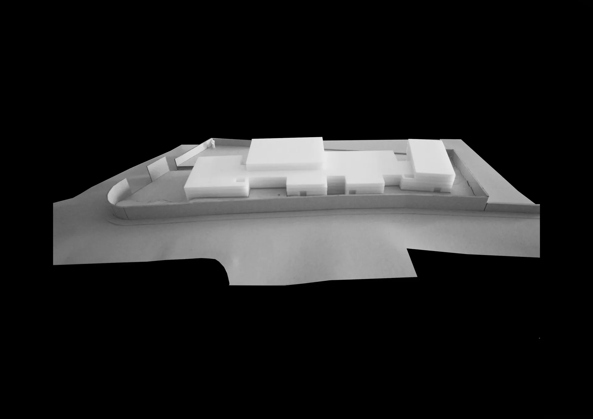 Maquete da Casa nos Saltos ao nível do olhar, com o corpo semienterrado a norte.