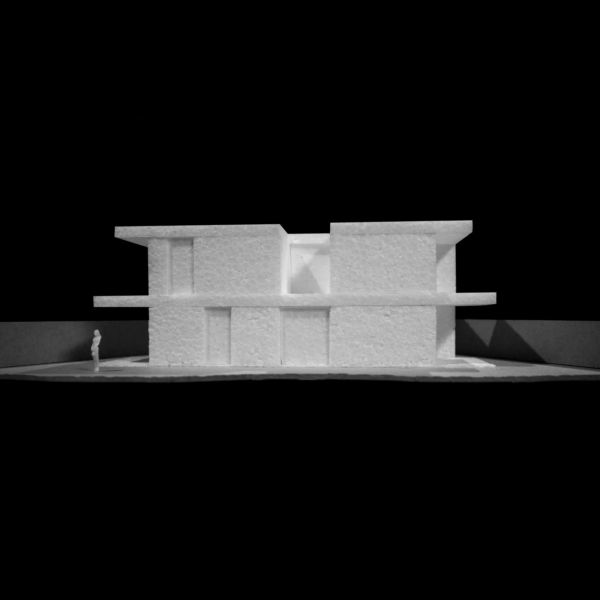 Maquete da Casa no Serrado da Adega vista de poente, sobre a falésia.
