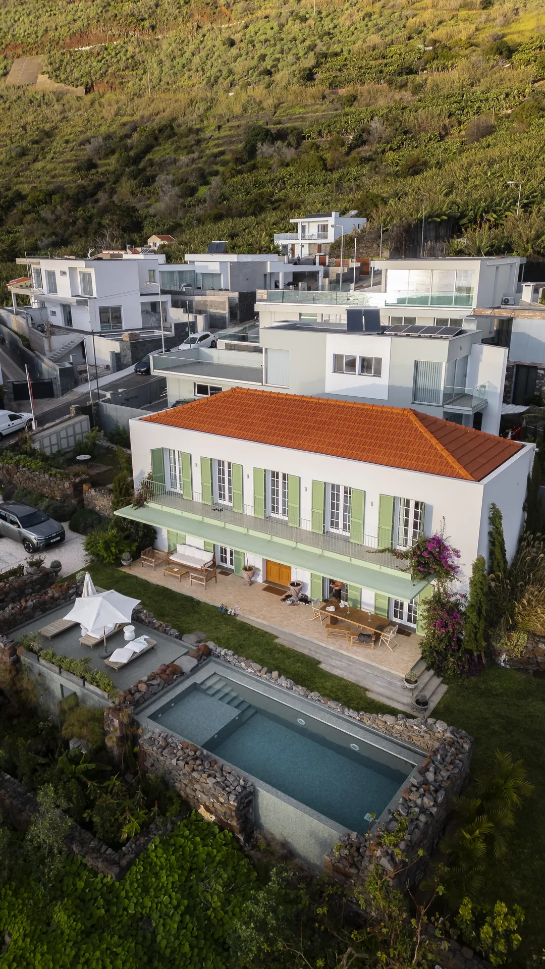 Vista aérea da Casa no Paul do Mar, com a cobertura em telha e a piscina, na Calheta.