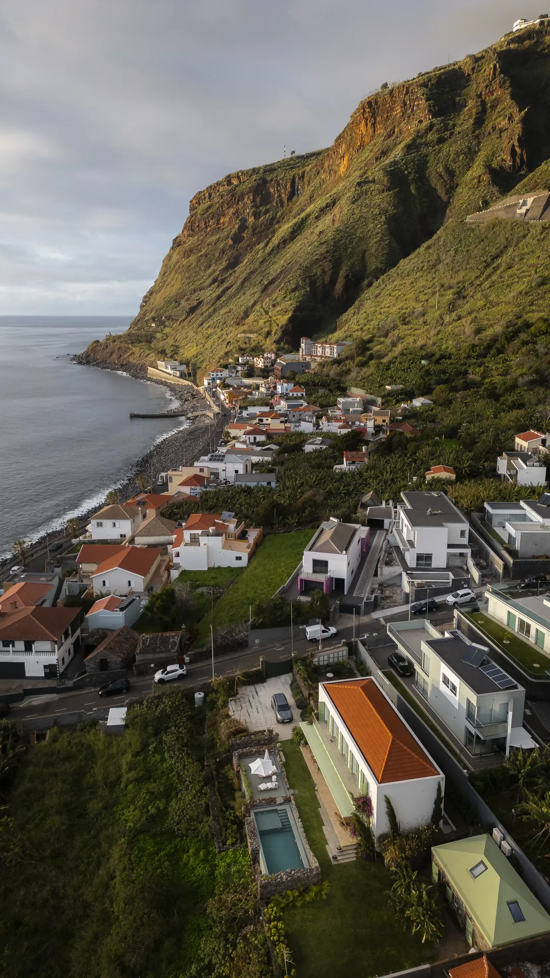 A Casa no Paul do Mar entre a falésia e o mar, na Calheta.