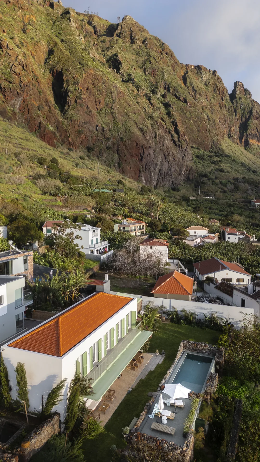 A Casa no Paul do Mar no seu contexto, entre a povoação e a encosta.