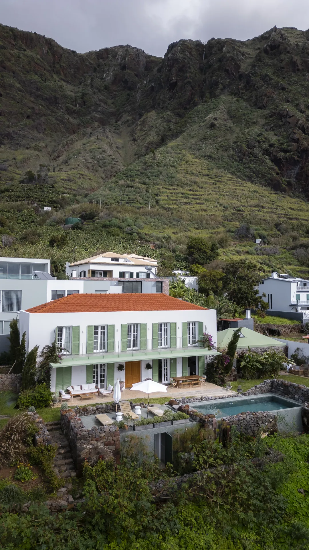 A Casa no Paul do Mar com a encosta da Calheta em fundo.
