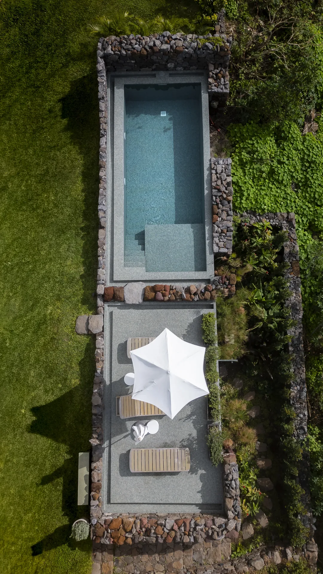 Piscina alongada no relvado da Casa no Paul do Mar.