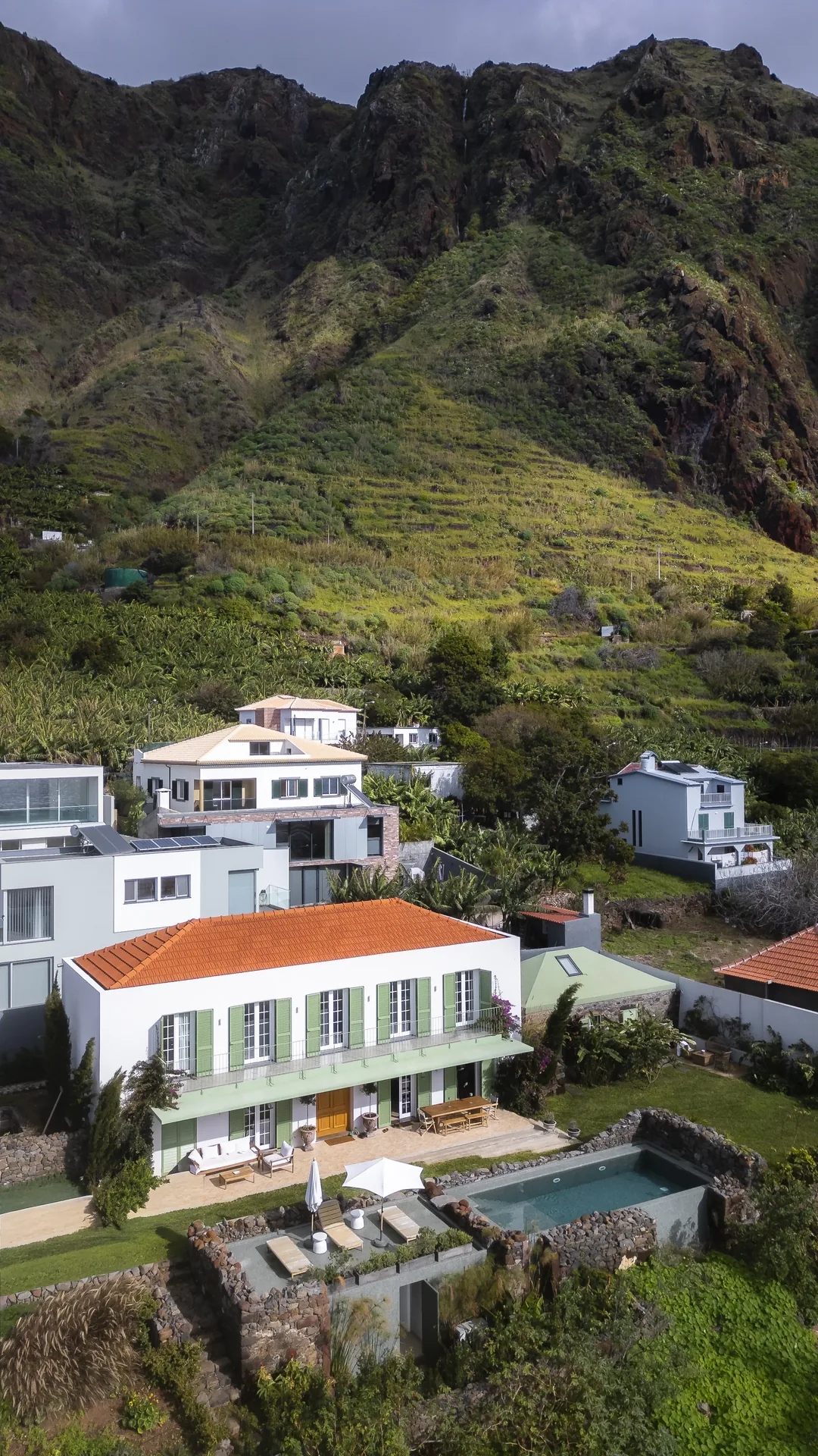 A Casa no Paul do Mar e a encosta, vistas de nascente.