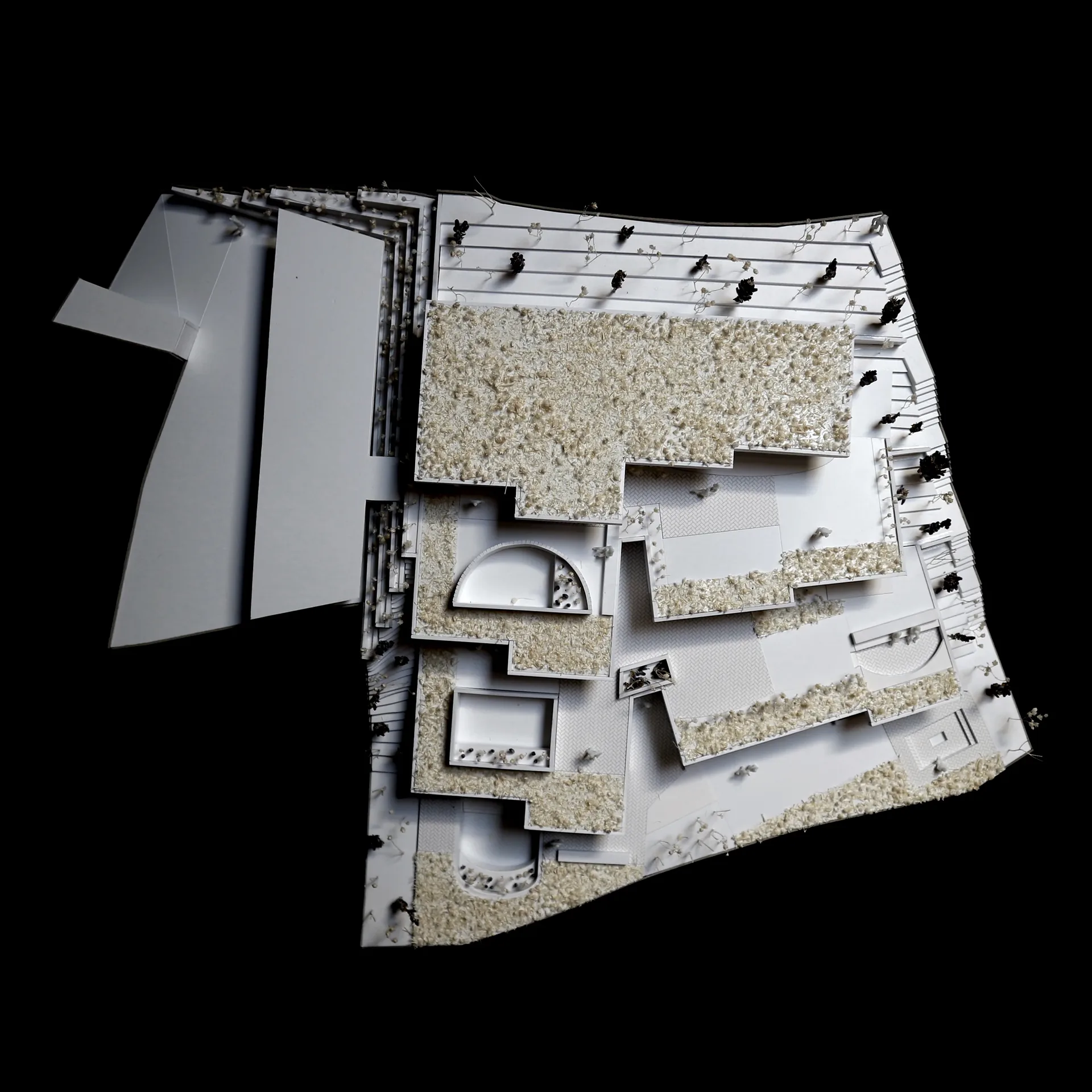 Maquete das Casas no Salão vista de topo, com a implantação no terreno em socalcos.